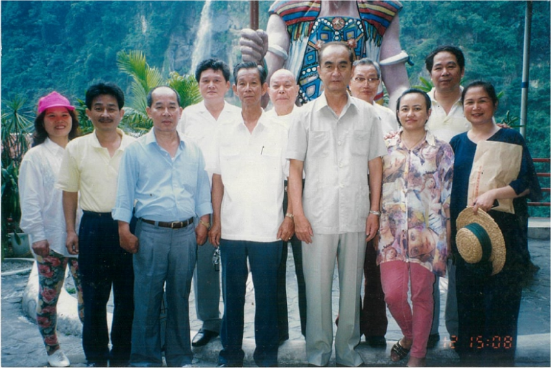 民國70年代時任立法委員的謝深山前來訪察，與當地的相關人員與照片提供者高秋梅老師(右二)，一同在山胞觀光股份有限公司二樓拍照區的雕像前留下合照。 圖新北市原住民族行政局提供   