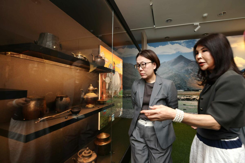 文化部政務次長王時思（左）在蒙藏文化中心主任高玉珍導覽下參觀「西藏生活與茶文化」展區。   圖/文化部提供