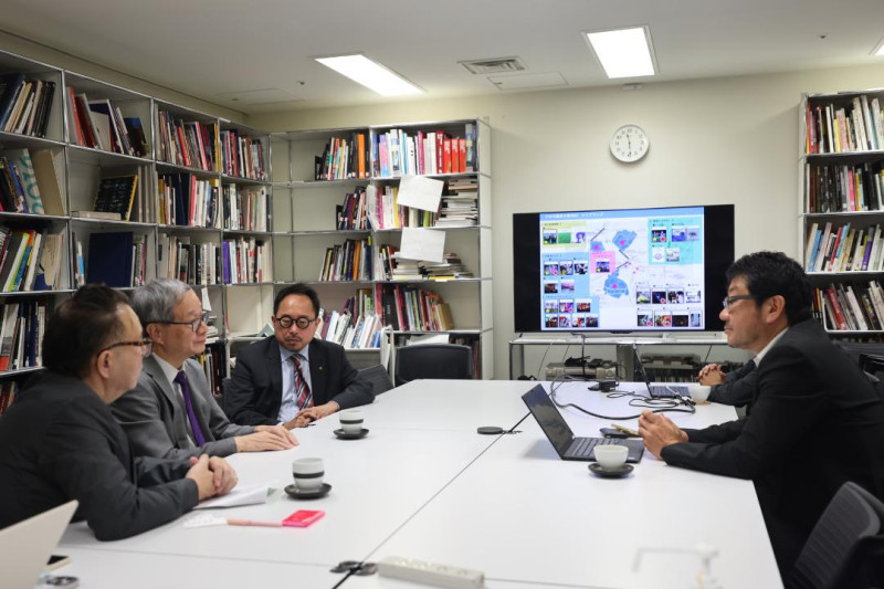 六本木藝術之夜事務局長三戶和仁（右）介紹「六本木藝術之夜」由東京都政府及國立新美術館、森美術館、三得利美術館等日本指標性美術館自2009年起展開，希望在豐富的夜生活中，也能引導大眾接觸文化藝術。

   圖／文化部