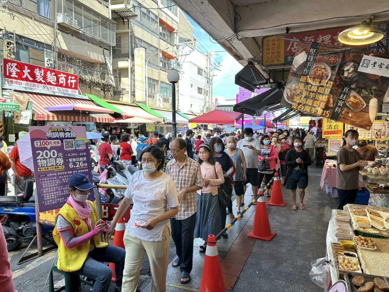 今年第一波物調券圓滿落幕，大甲第一市場民眾皆排隊井然有序   圖/台中市政府新聞局