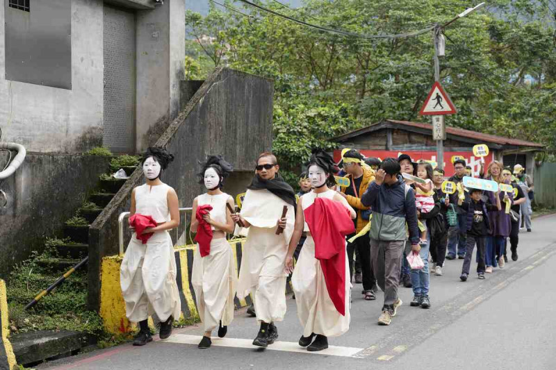 2024人權藝術生活節「為人權而走」活動自安康接待室出發，由梵體劇場帶領遊行。   圖／國家人權館提供