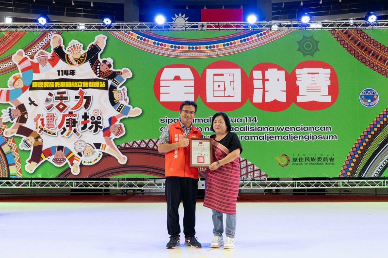 谷縱‧喀勒芳安Qucung Qalavangan副主委頒贈林玉珍女士原住民族三等獎章. 圖/原民會提供