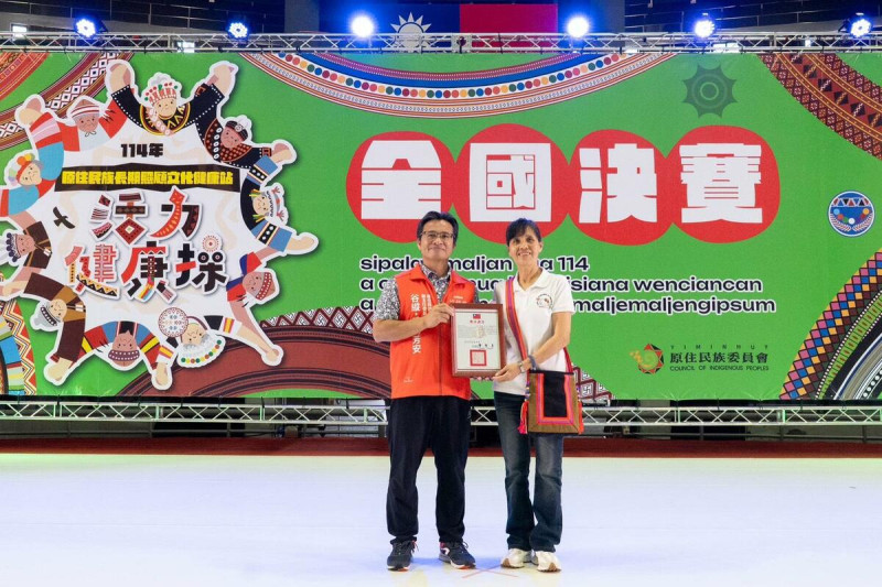 谷縱‧喀勒芳安Qucung Qalavangan副主委頒贈杜金子女士原住民族三等獎章. 圖/原民會提供