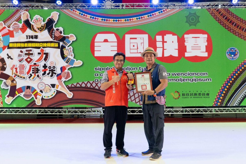 谷縱‧喀勒芳安Qucung Qalavangan副主委頒贈林宋博芳先生原住民族三等獎章. 圖/原民會提供