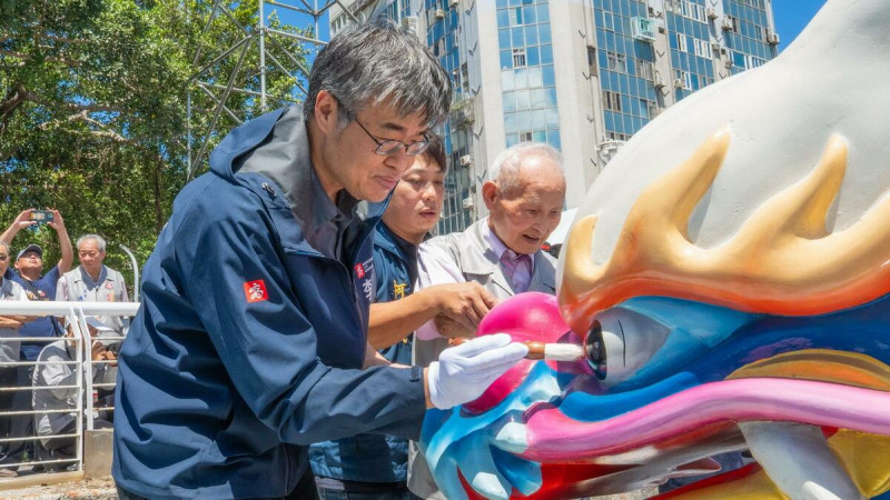 高雄市李懷仁副市長5月17日主持龍舟點睛儀式，盼活動風調雨順、圓滿順利。   圖/高雄市政府運動發展局