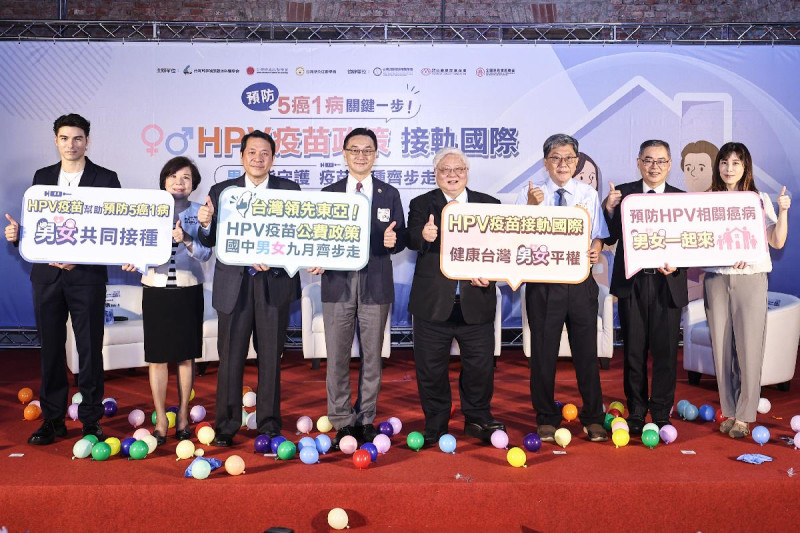 國健署署長吳昭軍與學會、協會代表，全體大合照。(台灣耳鼻喉頭頸外科醫學會提供)   