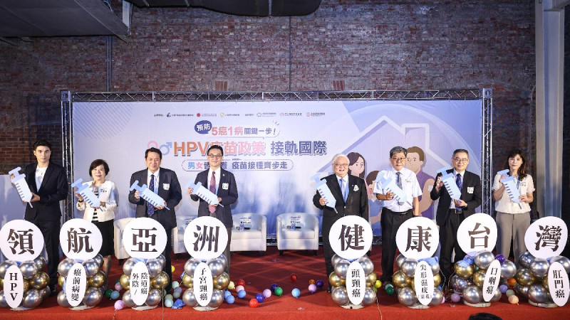 國健署與醫界、病友和家長團體，共同呼籲男女遵照醫囑接種HPV疫苗，預防相關5癌1病。(台灣耳鼻喉頭頸外科醫學會提供)   