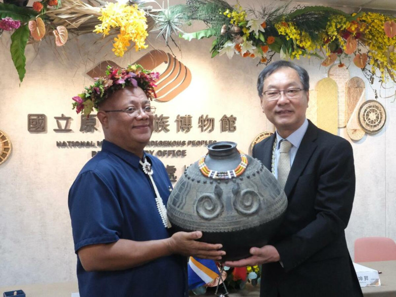 國立原住民族博物館籌備處與馬紹爾群島共和國Alele博物館信物交換。 圖/原住民族委員會提供