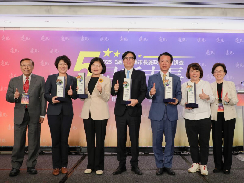 嘉義縣長翁章梁(右三)施政滿意度83.7%,排名全台第一。 圖/嘉義縣政府提供