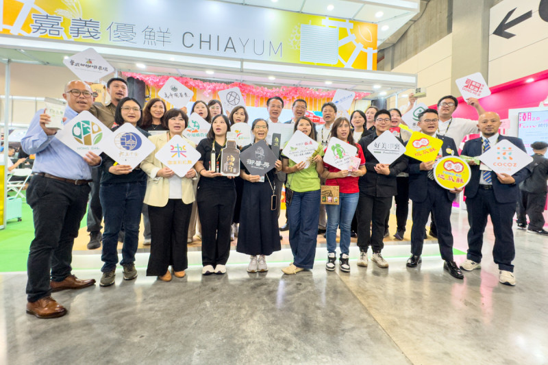 嘉義縣長翁章梁親自率領業者北上參展，期望將嘉義優鮮推向國際。   圖/嘉義縣政府