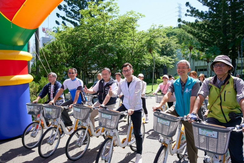 江啟臣副院長及貴賓體驗霧峰YouBike低碳輕旅行。   圖/參山處提供