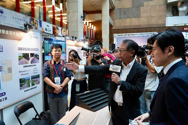 原民會公共建設處劉維哲處長說明原住民族地區減災工程暨災害應變處置作為。 圖/原民會提供