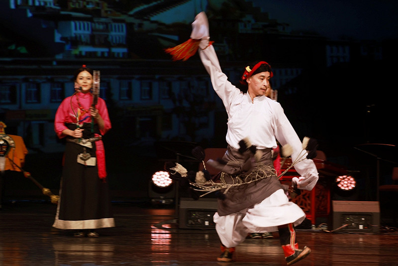 藏戲序幕《溫巴頓》演出。   圖/文化部提供