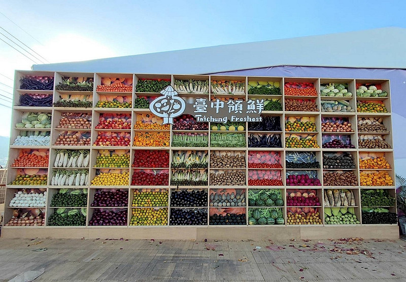 高達4公尺的-台中領鮮-巨型蔬果打卡牆   圖/台中市政府新聞局