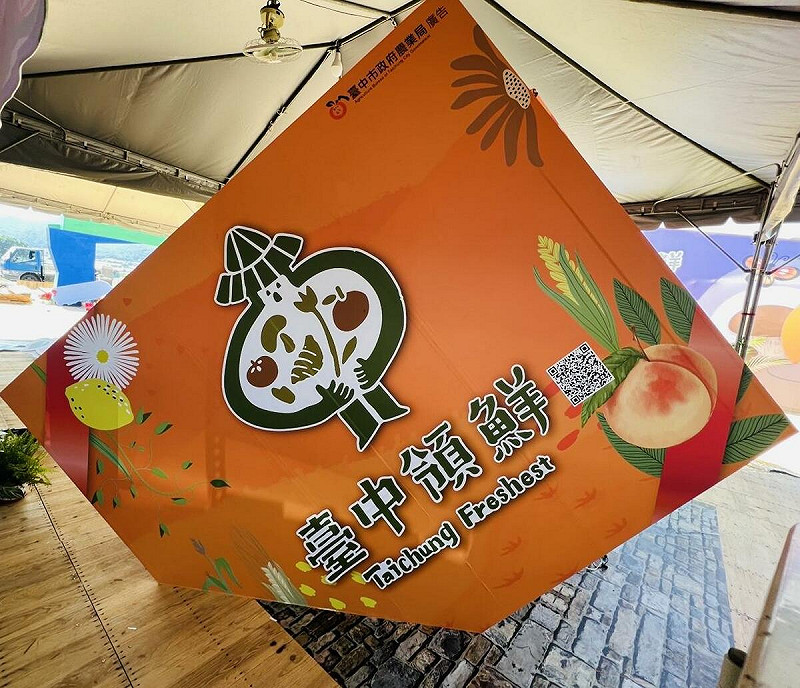 禮物盒裝置藝術的背面亦充滿設計巧思。 禮物盒裝置藝術的背面亦充滿設計巧思。