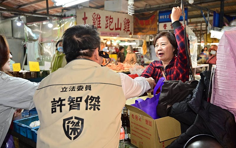 不同民調顯示，許智傑的支持度在過去兩周內呈現陡坡式成長，已成功達成「黃金交叉」，支持率正式超越原本領先的對手。&nbsp;&nbsp;&nbsp;圖/許智傑辦公室提供