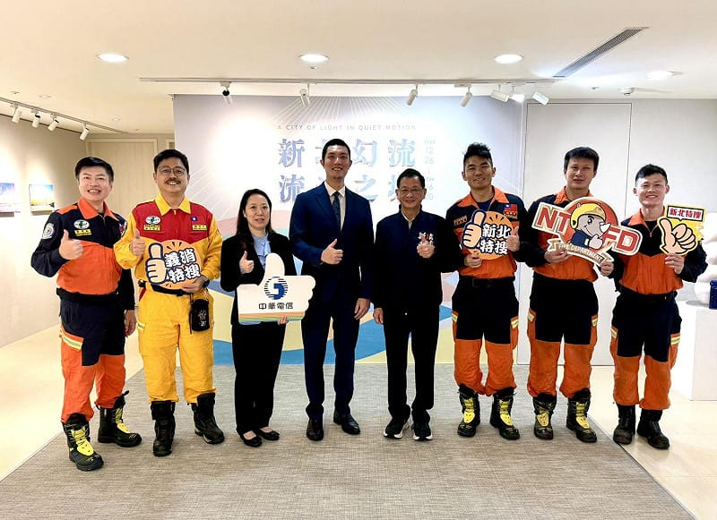 北市政府消防局長陳崇岳（右四）與得獎團隊合影。&nbsp;&nbsp;&nbsp;圖／新北市政府消防局提供