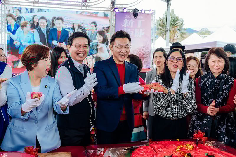 江主委-江副院長及楊立委與馬尼拉經濟文化辦事處行政暨財務處長現場分享新丁粄。&nbsp;&nbsp;&nbsp;圖/臺中市政府客家事務委員會 提供