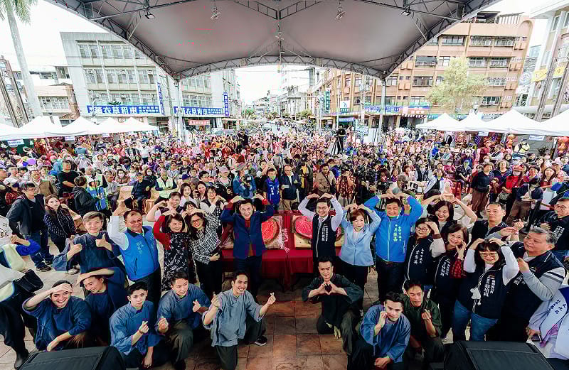 與會貴賓與踩街團隊及現場民眾大合影&nbsp;&nbsp;&nbsp;圖/臺中市政府客家事務委員會 提供