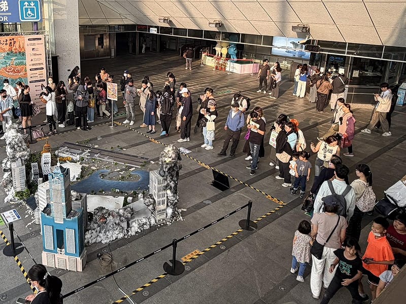 移展至高捷中央公園站的「特攝微縮城市」，吸引許多通勤民眾與旅客駐足拍照。&nbsp;&nbsp;&nbsp;圖/高雄市政府青年局 提供