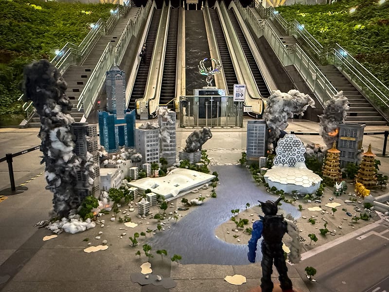 市民自備經典特攝角色或公仔前往展區拍照，並透過低角度拍攝，營造出宛如電影場景般的趣味畫面。&nbsp;&nbsp;&nbsp;圖/高雄市政府青年局 提供