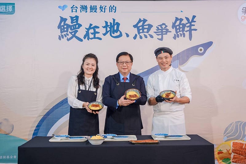 黃昭欽次長與王亭力總經理及簡儀松主廚現場手作鰻魚丼飯。&nbsp;&nbsp;&nbsp;圖/漁業署提供