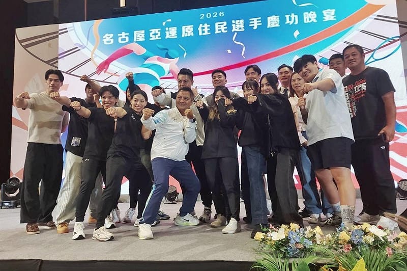 選手與教練合影。&nbsp;&nbsp;&nbsp;圖：原住民族委員會提供