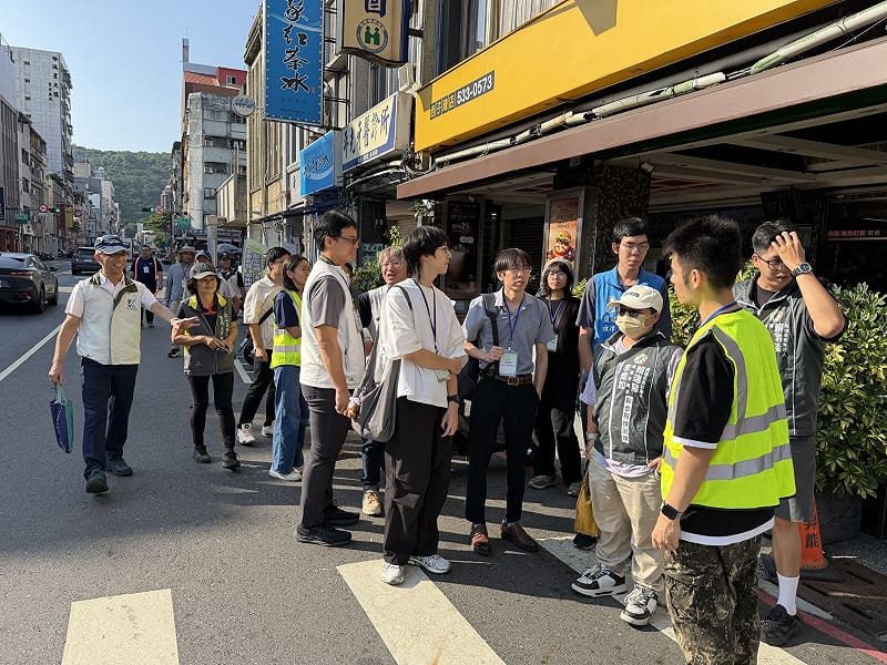 交通局與居民實地走讀臨海路廊，觀察騎樓、路肩及店家出入口現況，交流日常通行與商家使用需求。&nbsp;&nbsp;&nbsp;圖：高雄市政府交通局 提供