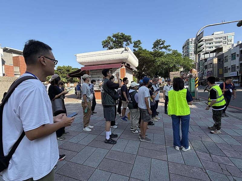 參與民眾走訪街區路口，透過現場觀察與討論，檢視步行動線銜接及行人通行環境。&nbsp;&nbsp;&nbsp;圖：高雄市政府交通局 提供