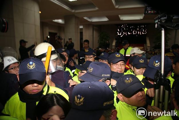 2014年3月23日發生的「太陽花學運323佔領行政院」案。   圖：新頭殼資料照片