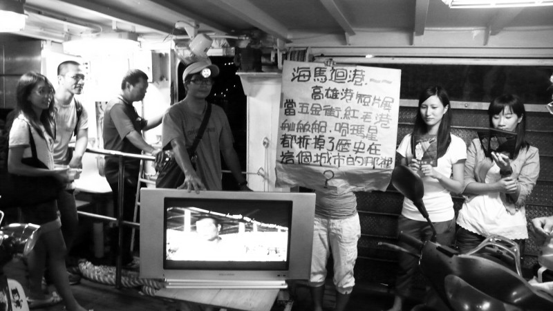 「海馬迴。港」影展臨時起意在高雄往旗津的渡輪上播映紀錄片，引起搭船民眾好奇的驚呼。
圖片:海馬小組提供   