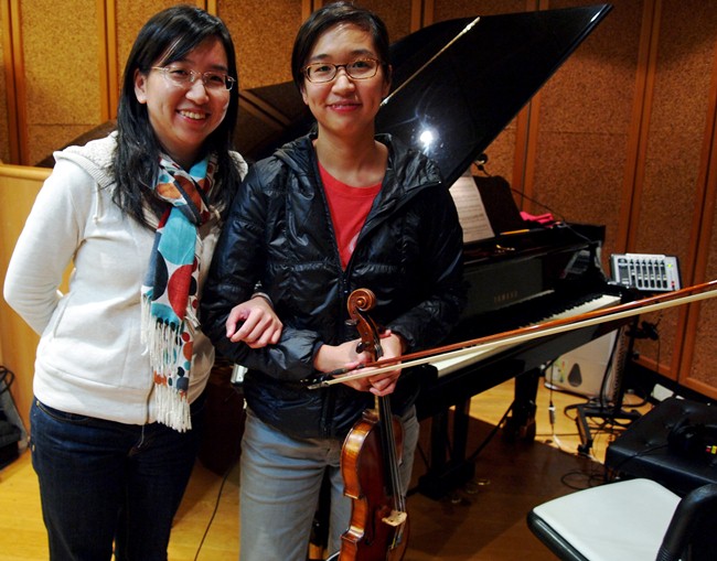 《寶米恰恰》導演導演楊貽茜(右拿著小提琴)與雙胞胎妹妹楊琬茜。圖片來源：穀得電影有限公司提供   