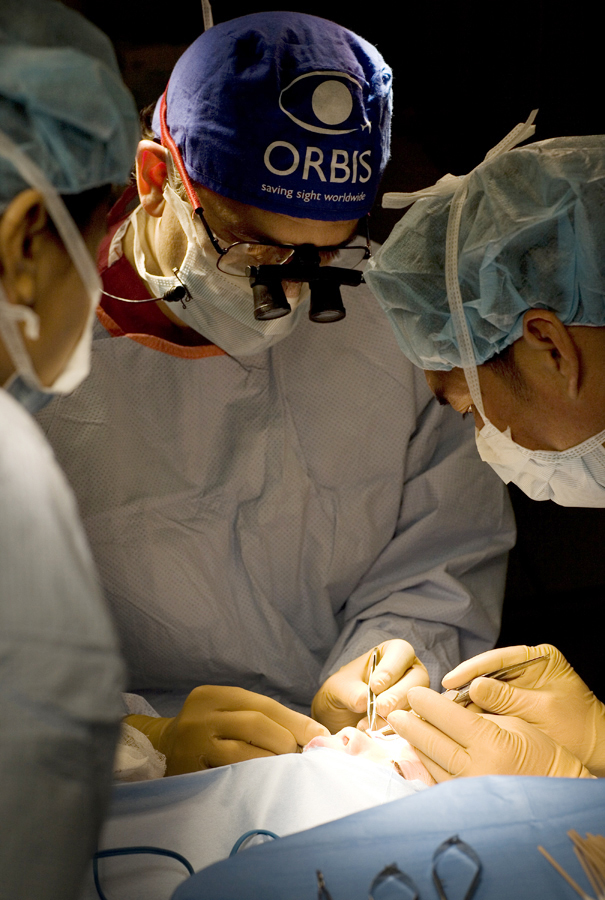 眼科飛行醫院解決落後國家盲疾問題。圖片來源：OMEGA Taiwan   