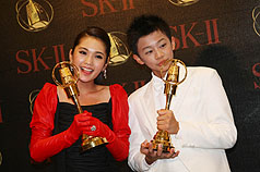 第45屆電視金鐘獎頒獎典禮22日在國父紀念館舉行，演員吳政迪（右）與楊丞琳（左）分別獲得戲劇節目男、
女主角獎。圖片來源：中央社   