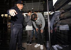 酒醉毆打計程車司機的日本人友寄隆輝（右）7日到台北地檢署應訊，數次鞠躬致歉，並表示會扛起所有責任，留到司機康復才會回日本。圖片來源:中央社   