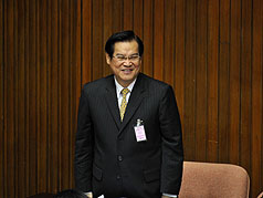 圖為率團參加東京影展的新聞局電影處長陳志寬，26日到立法院備詢，臉上露出靦腆笑容。圖片來源：
中央社   