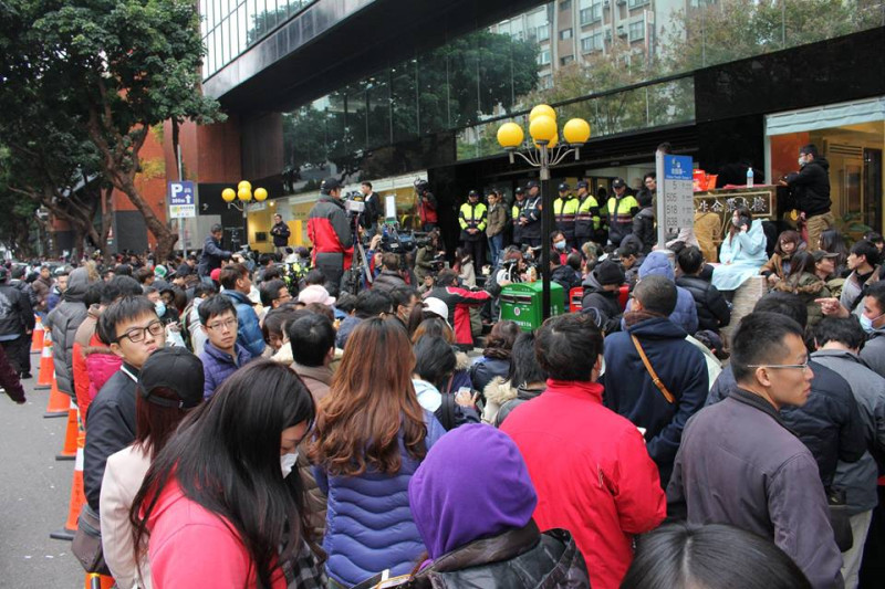 7日下午2點多，寬宏總部仍有上千名江蕙粉絲排隊搶票，警察並在大門口維持秩序。圖3之1：林雨佑/攝   
