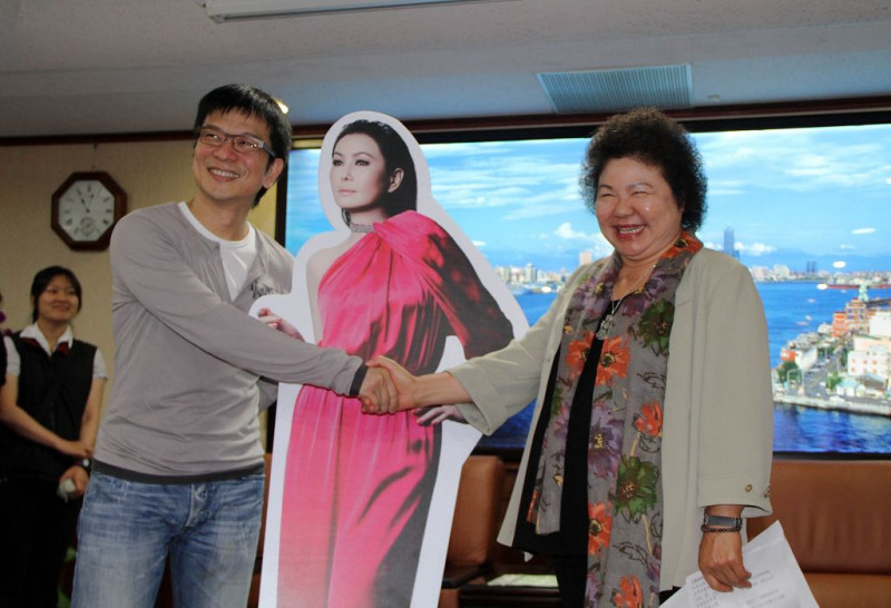 高雄市長陳菊與江蕙的經紀人陳子鴻今(30)日共同宣布，江蕙在高雄的演唱會將加開1場。圖：高雄市政府提供。   