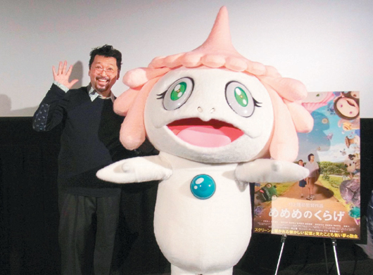 村上隆帶著「水母看世界」人氣玩偶參加高雄電影節。圖：高雄電影館/提供   