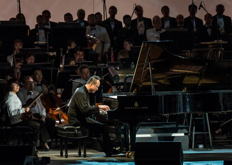 台裔鋼琴家陳瑞斌，5日曾於全美最大的好萊塢露天劇場（Hollywood Bowl），與洛杉磯愛樂交響樂團（Los Angeles Philharmonic）合力演出，創下滿座佳績。圖：綺想室內樂團/提供   