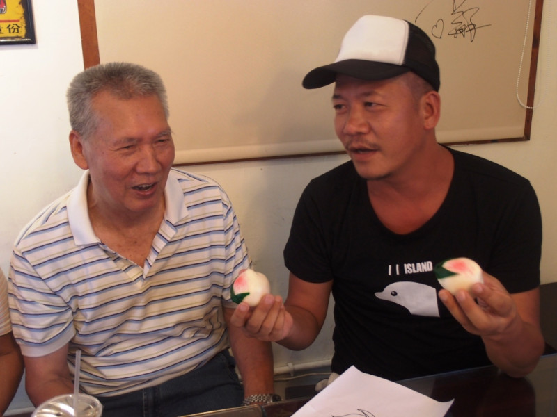 蕭青陽(右)從小跟著爸爸(左)捏壽桃，成為了他日後創作的養分。圖：陳柔伊/攝   