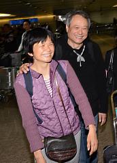 應文化部邀請，獲得奧斯卡最佳導演獎的李安（右）偕同夫人林惠嘉（左）6日清晨從紐約搭機返台。圖片來源：中央社   