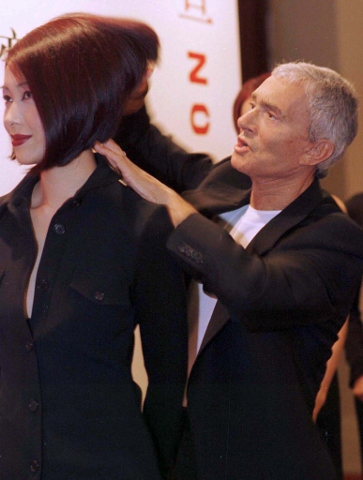1997年10月，沙宣在中國上海打理模特兒的頭髮。(圖片來源:達志影像/路透社)   
