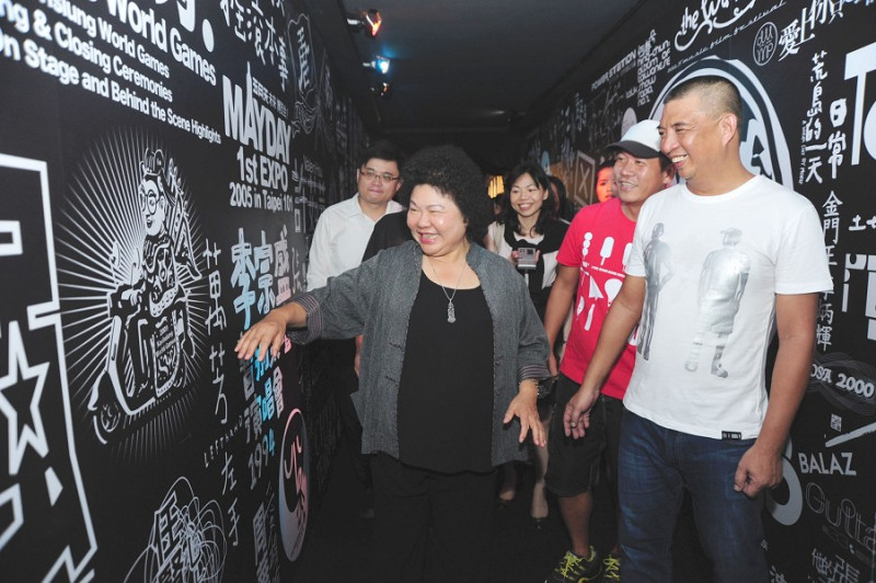 高雄市長陳菊觀賞30年的唱片歷史發展，彷彿進入時光隧道。圖片來源：高雄市政府提供   