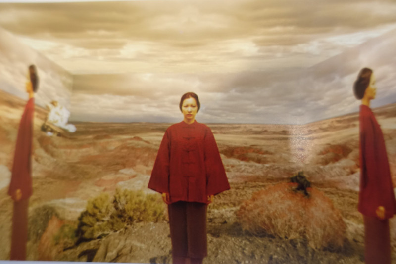 展覽E區以環繞視覺來重現當年美國加州沙漠的荒涼空曠，孤單的身影顯示出華人女性的孤獨及無助。圖：主辦單位提供   