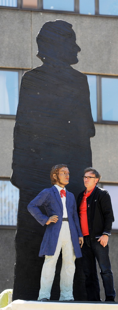 華格納的出生地萊比錫，公開了一尊約1.8公尺高的青年時期華格納塑像，塑像後面則豎立了約4公尺高的巨大黑影，表現象徵了華格納受到希特勒醉心、納粹利用，因而衍生的巨大影響。圖片來源：達志影像/美聯社。   