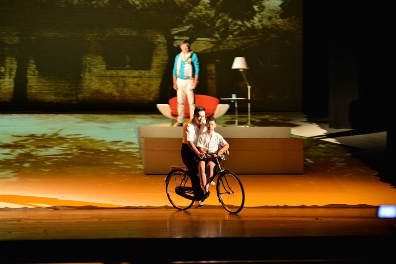 圖說：王偉忠演出的舞台劇處女作《往事只能回味》，今（1）明兩天在國家戲劇院演出。圖為王偉忠憶起他小時候，哥哥騎腳踏車載他的畫面。圖：全民大劇團提供   