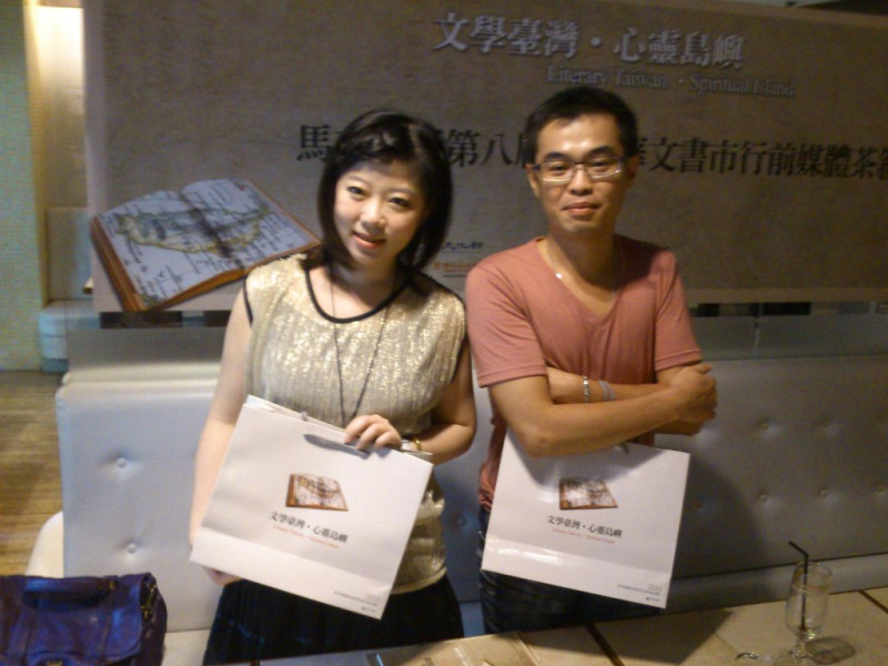 圖說：台灣出版業者將於8月組團參展馬來西亞海外華文書市，作家穹風(右)、御我(左)出席今(30)日行前媒體茶敘。圖：邱珮文/攝。   