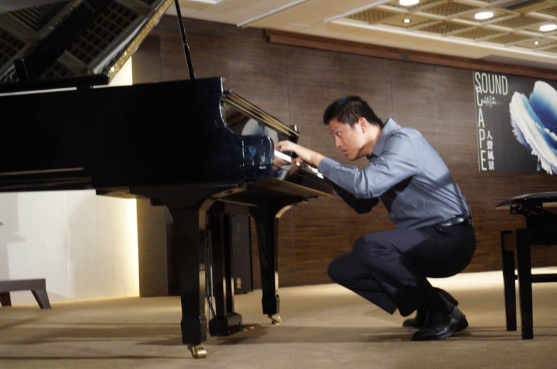 即興鋼琴家李世揚於記者會上即興演出。 圖：尤騰輝／攝   