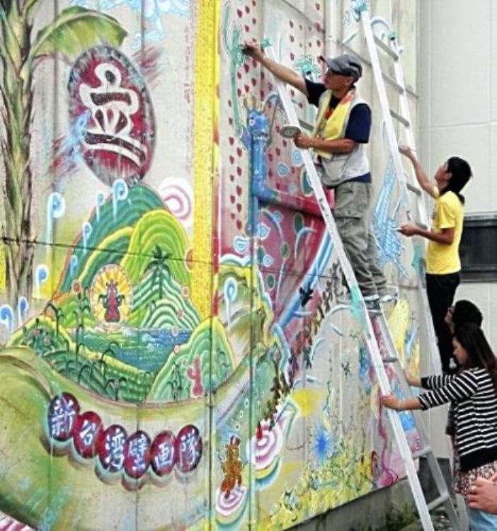 去(2012)年8月在宮城縣石卷市，為了祈願受災地的重建復興，台灣藝術家們在當地畫上色彩豐富的壁畫。圖片來源：日本受災地市民交流會提供。   